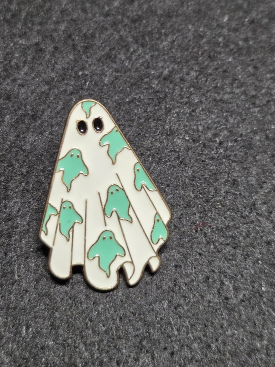 Accessories - **Cute Ghost Enamel Pin - White & Mint Green**
